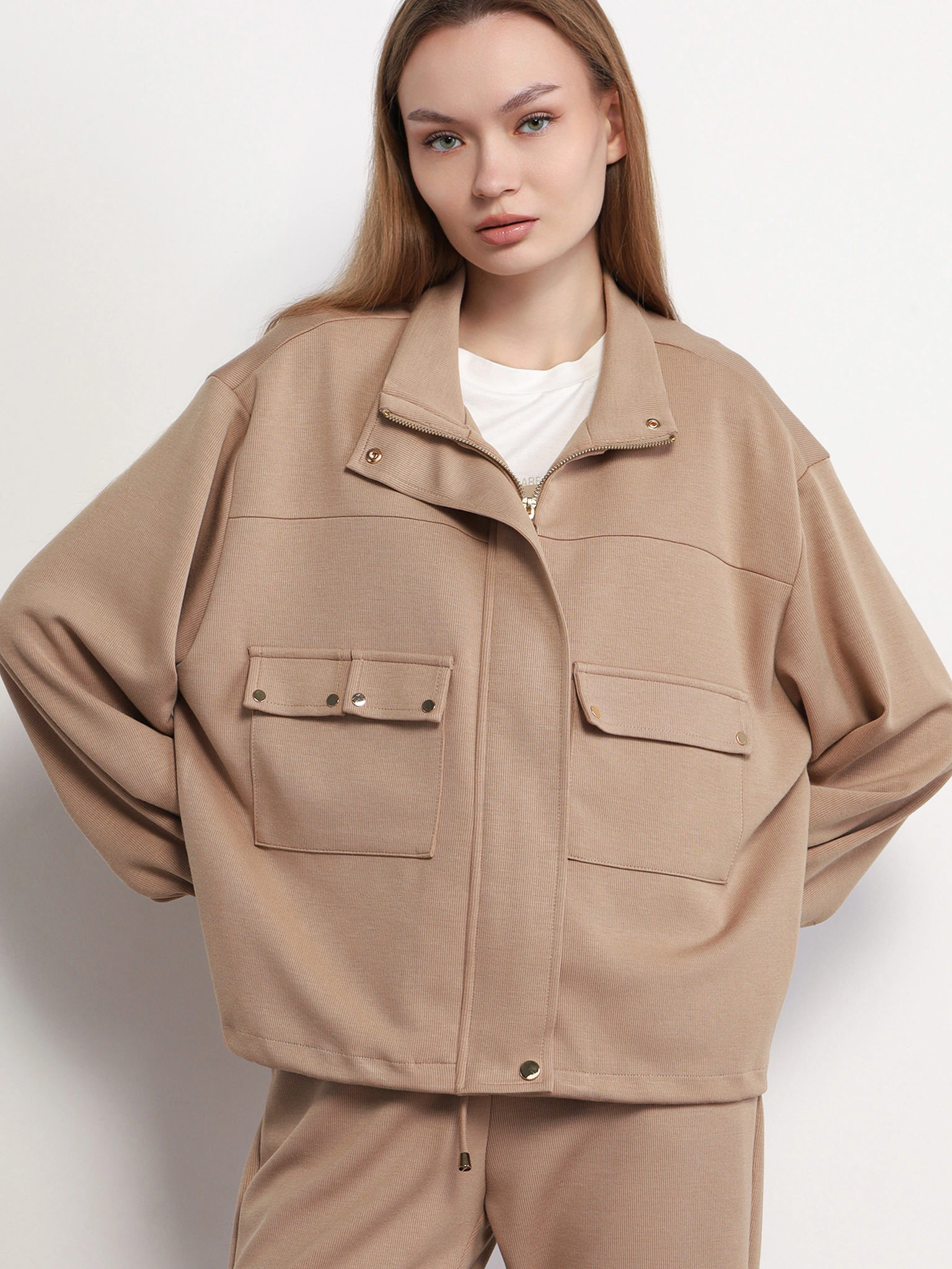 Жакет трикотажный бежевого цвета с кулиской по низу